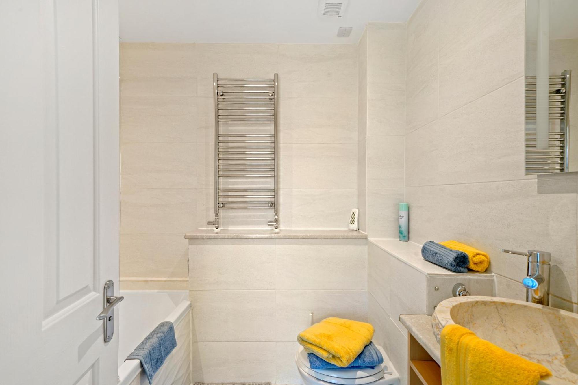 3 Bedroom Mews Home - Clapham Common - Free Private Parking - Sleeps 5 - Newly Refurbished - Sweetpea & Pillow Properties Londyn Zewnętrze zdjęcie