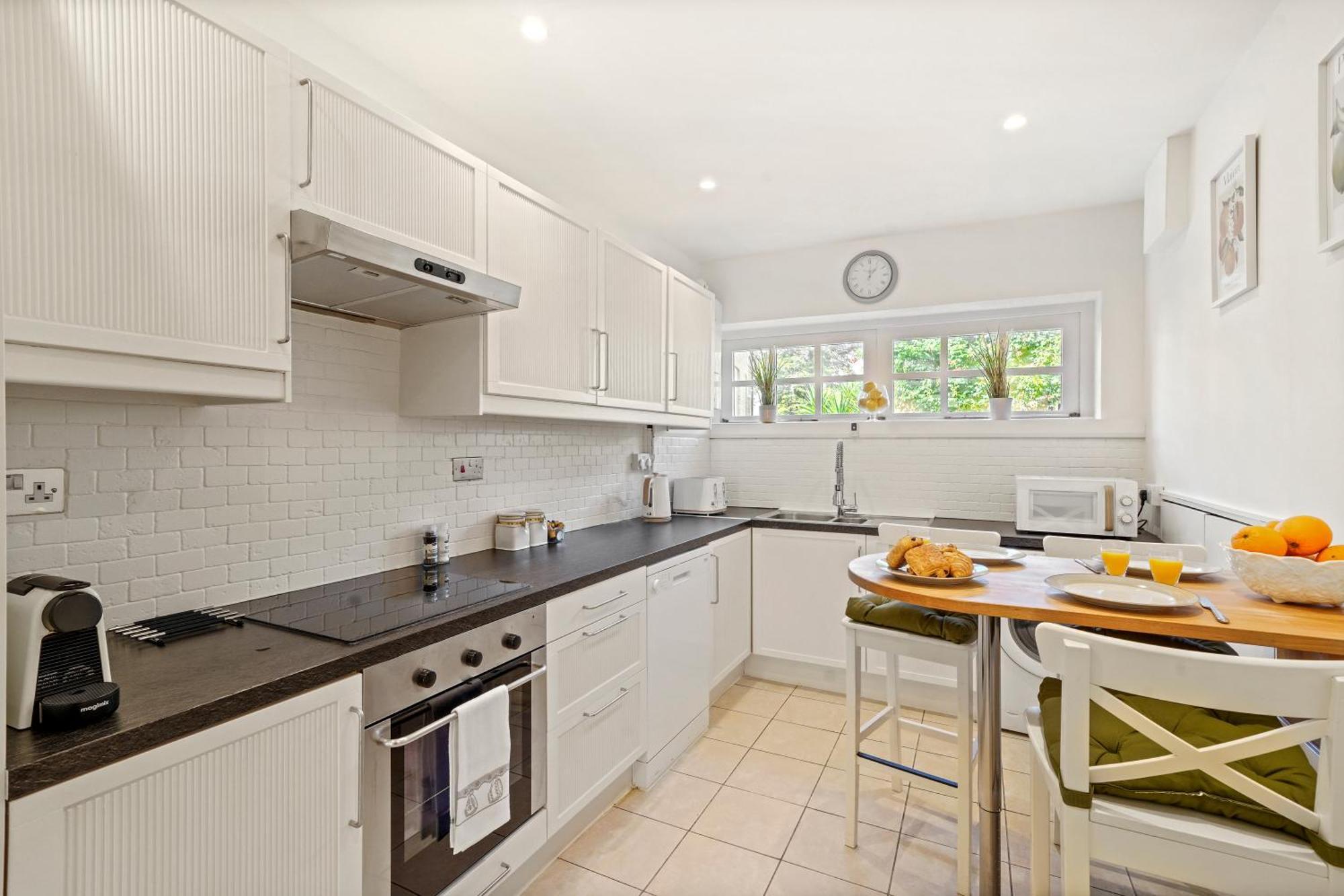 3 Bedroom Mews Home - Clapham Common - Free Private Parking - Sleeps 5 - Newly Refurbished - Sweetpea & Pillow Properties Londyn Zewnętrze zdjęcie