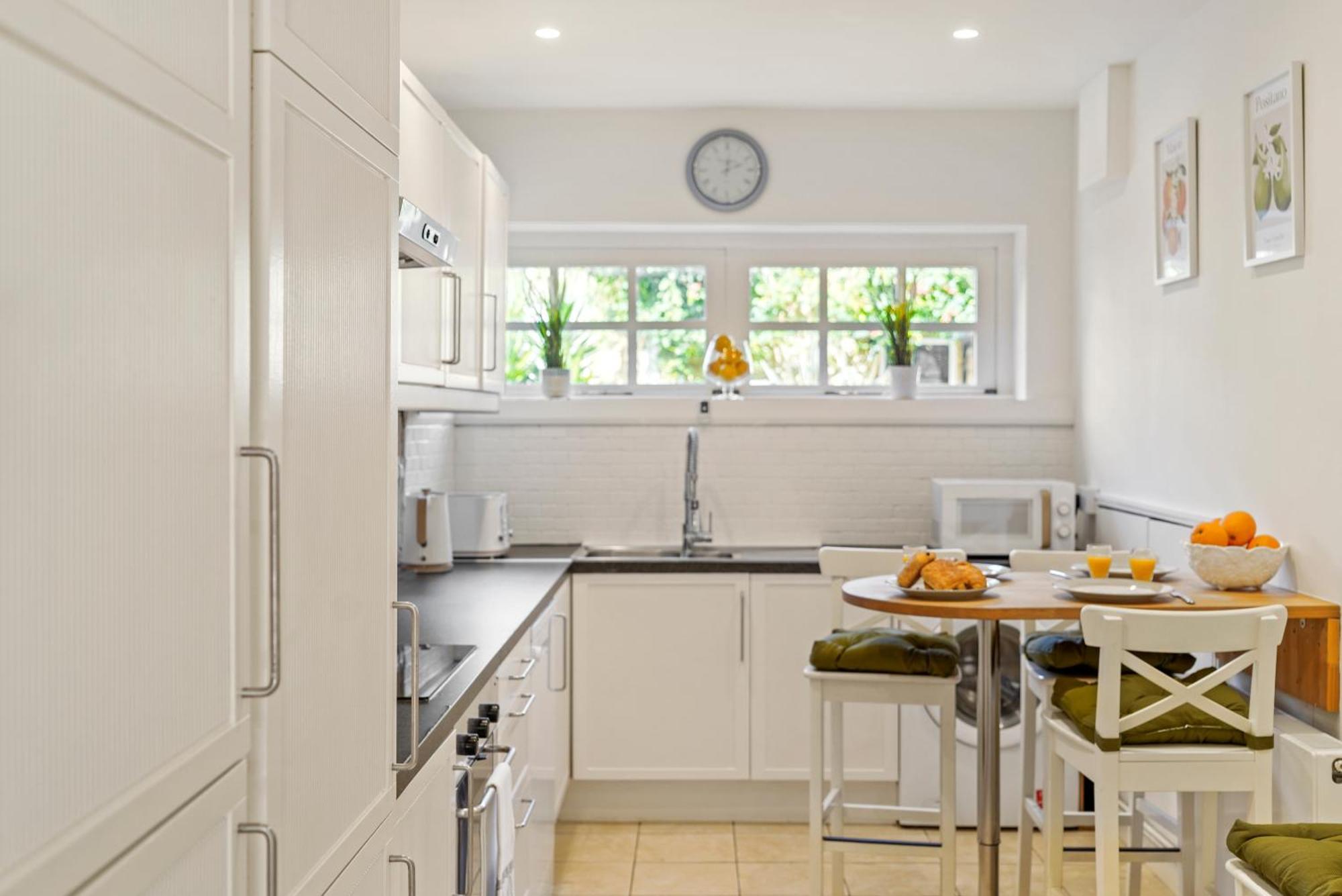 3 Bedroom Mews Home - Clapham Common - Free Private Parking - Sleeps 5 - Newly Refurbished - Sweetpea & Pillow Properties Londyn Zewnętrze zdjęcie