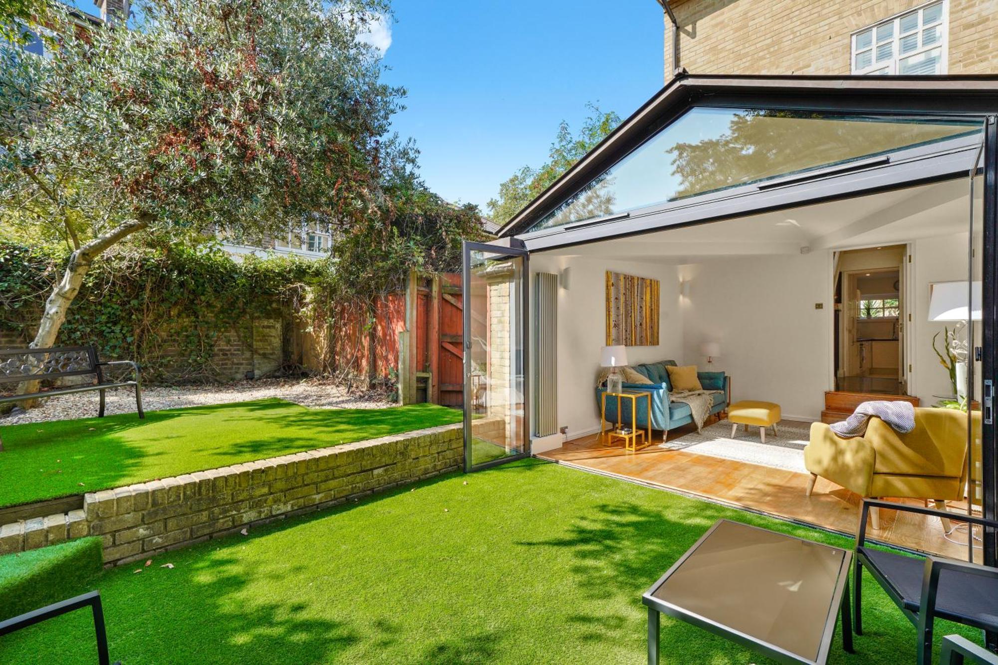 3 Bedroom Mews Home - Clapham Common - Free Private Parking - Sleeps 5 - Newly Refurbished - Sweetpea & Pillow Properties Londyn Zewnętrze zdjęcie