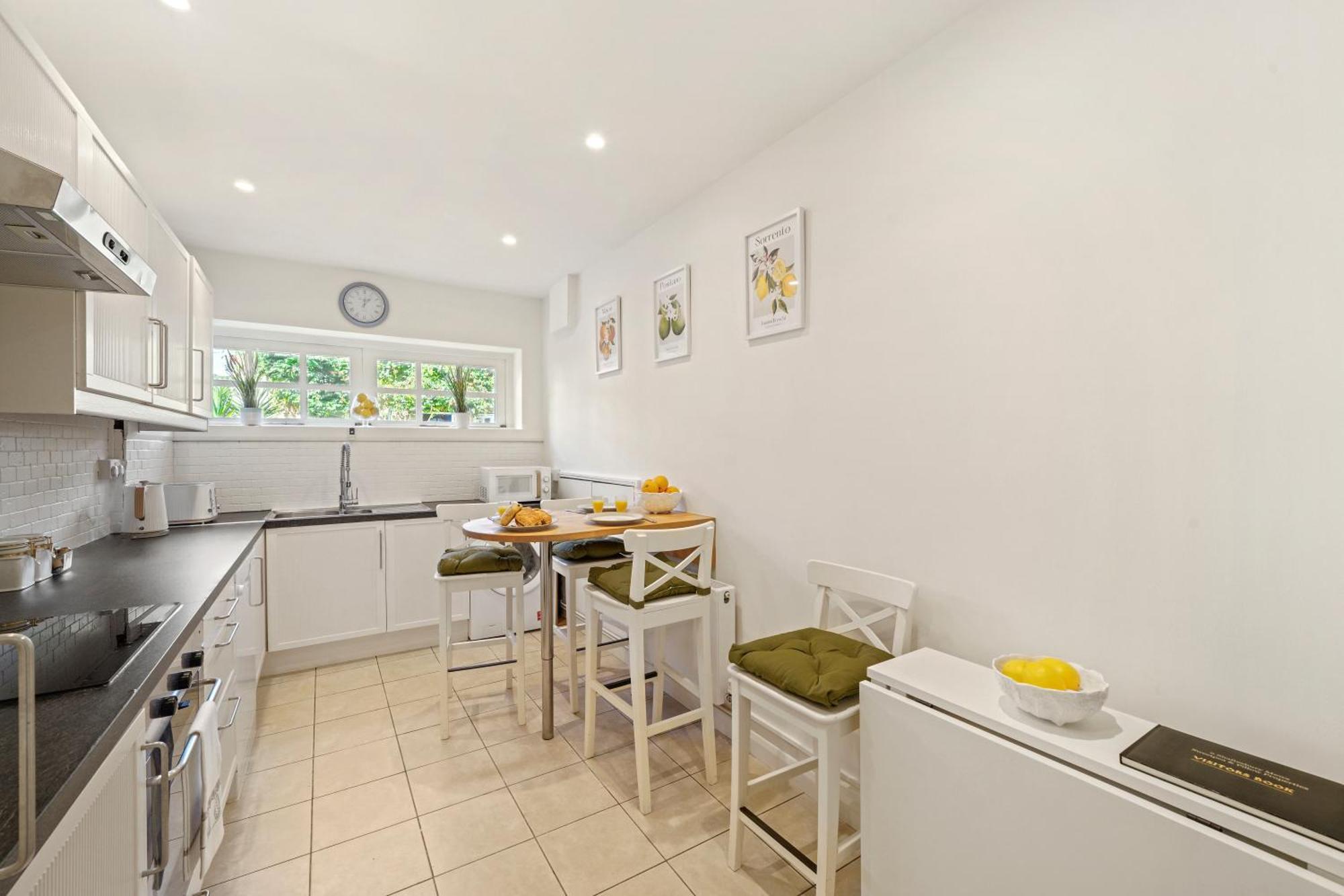 3 Bedroom Mews Home - Clapham Common - Free Private Parking - Sleeps 5 - Newly Refurbished - Sweetpea & Pillow Properties Londyn Zewnętrze zdjęcie